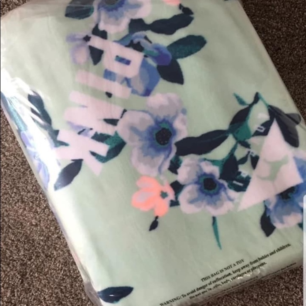 VS PINK SHERPA BLANKET
